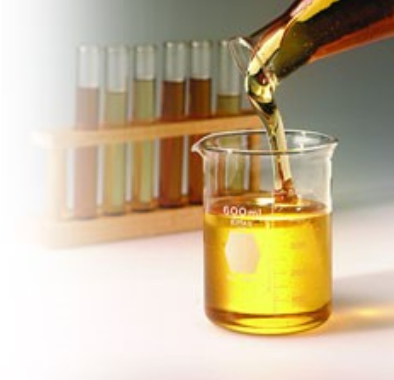 Пробой трансформаторного масла. Экспертиза качества растительных масел. Электроизоляционные масла. Лаборатория масел. Моторное масло в пробирке.